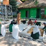 Siswa SMK Muhammadiyah 5 Gresik Kolaborasi Percantik Taman Belakang dengan Kebun Sayur