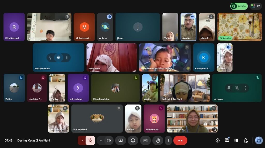 Layar Laptop Jadi Ruang Kelas: Potret Belajar Daring Murid SD Ikrom