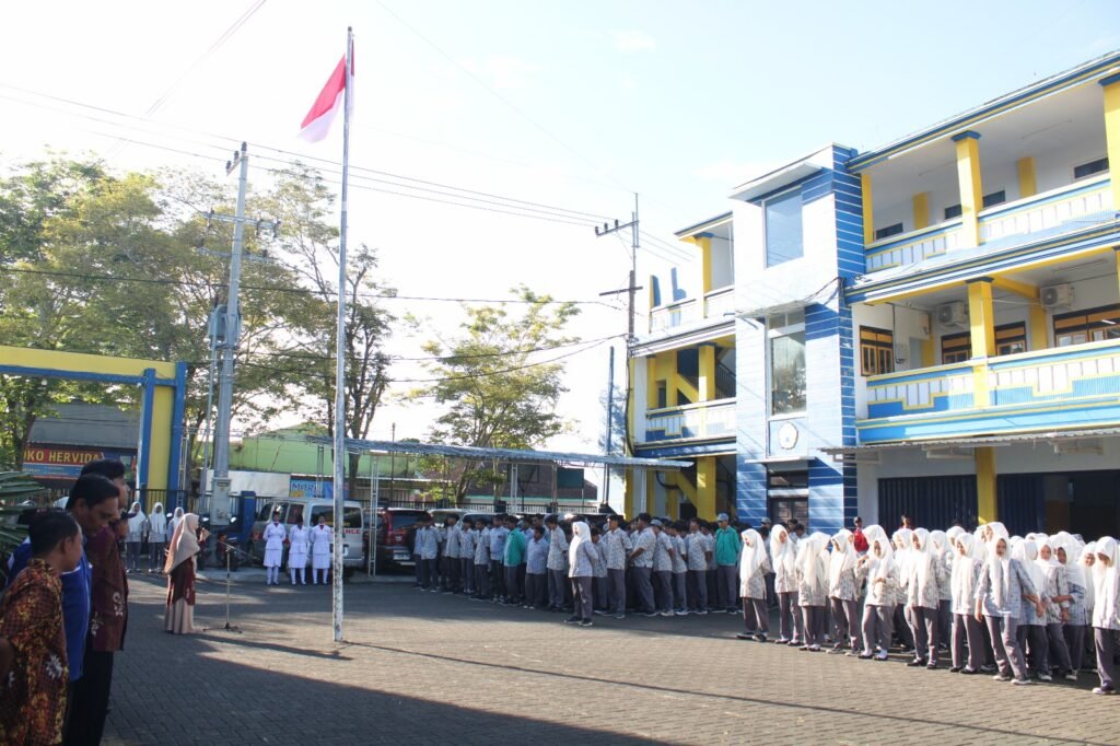 Smufour Glenmore Gelar Upacara Bendera Kenang Perjuangan RA Kartini