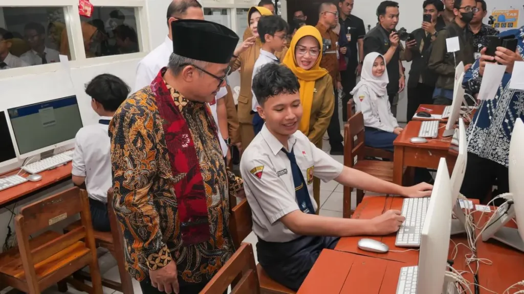 Mendikdasmen Apresiasi Pelaksanaan TKA di SMPN 1 Surabaya