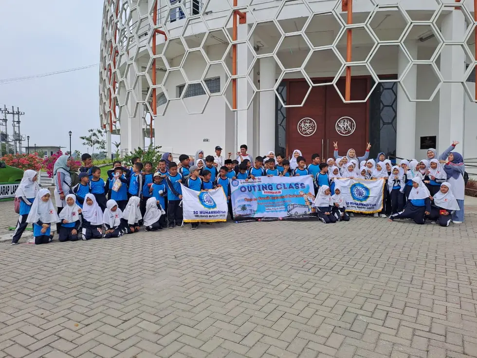 Outing Class Bernuansa Budaya, Siswa SD Muhammadiyah Melirang Kenali Jejak Gresik