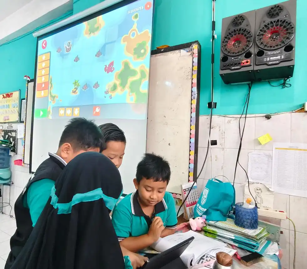 Pembelajaran Algoritma Berbasis Gim Interaktif di SD Mumtaz Libatkan Siswa Kelas Rendah
