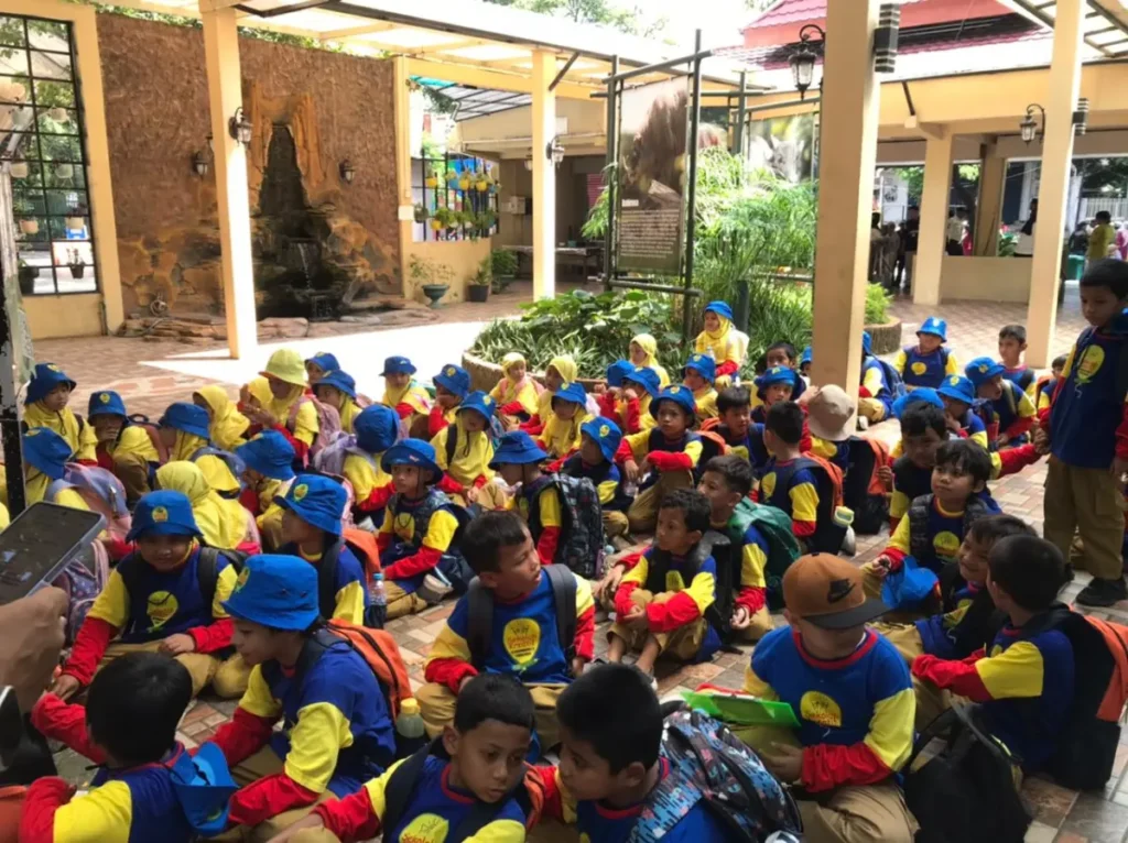 Petualangan Seruku! Siswa SD Muhammadiyah 20 Belajar Langsung di Kebun Binatang Surabaya