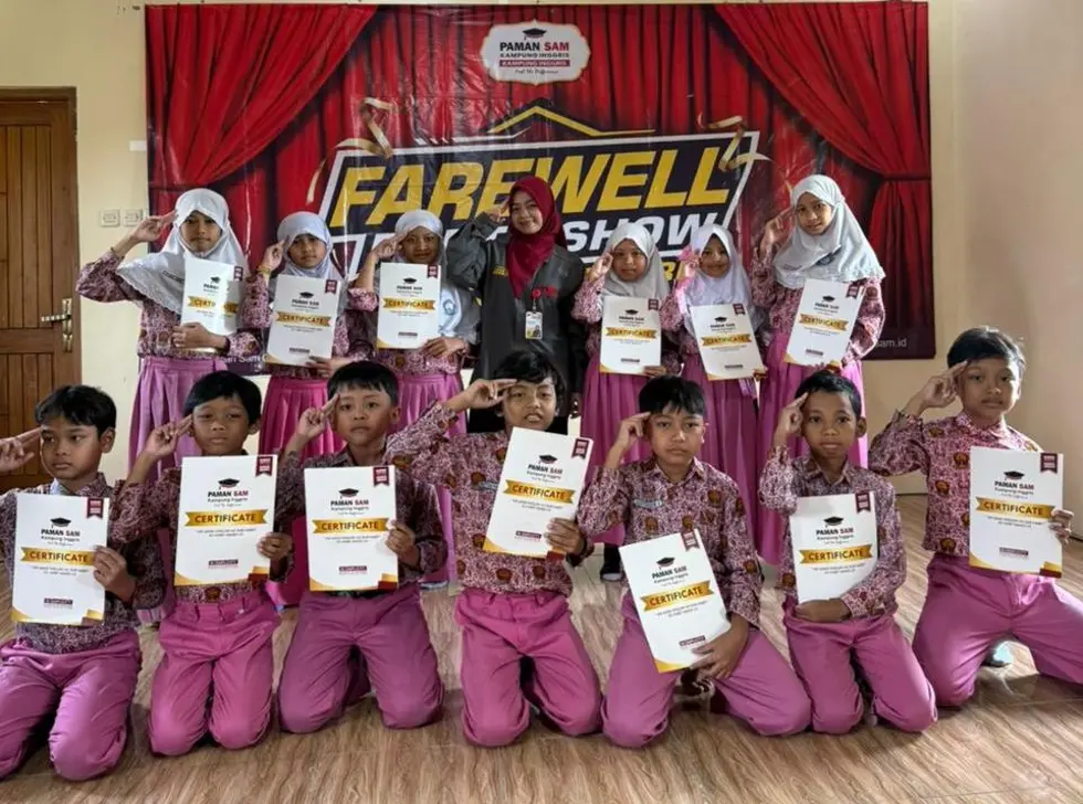 Polyglot Camp Ditutup Meriah, Siswa IKROM Wage Tampil Percaya Diri di Panggung