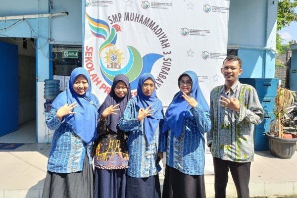 Kepala SMP Muhammadiyah 3 Surabaya, Maria Ellen Veronica (berkacamata) berfoto bersama jajaran guru (Foto: Y. Dwipa Wijaya/PWMU.CO)