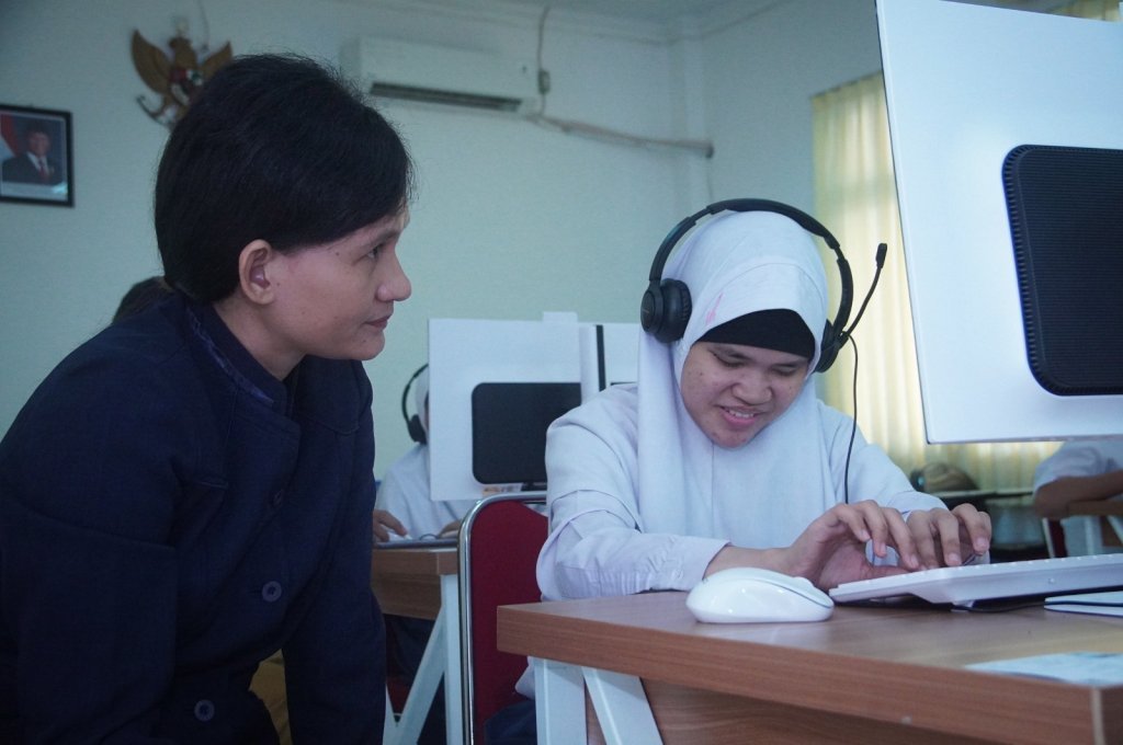 Haru! Siswa SLB Tetap Semangat Ikuti TKA di Tengah Keterbatasan