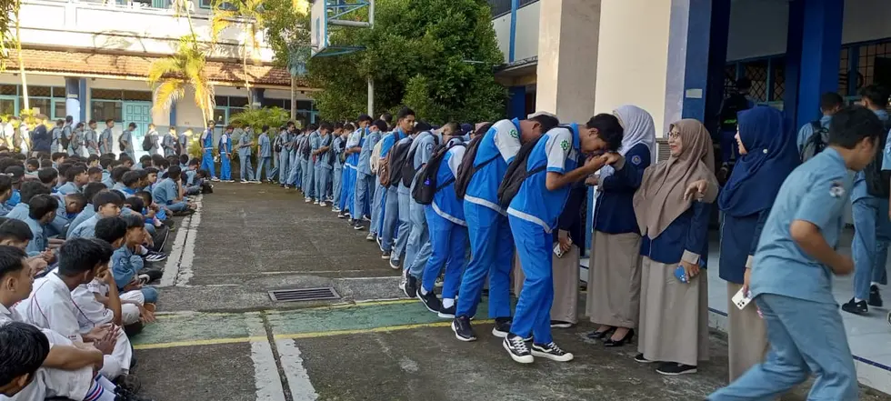 Siswa SMK Muda Genteng Gelar Halalbihalal Hari Pertama Sekolah
