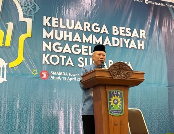 Ketua PP Muhammadiyah Prof Syafiq A. Mughni menguraikan 8 point tentang konflik di Timur Tengah dalam Halalbihalal PCM Ngagel di SMAMDA Tower (Foto: Muhimmatul Azizah/PWMU.CO)