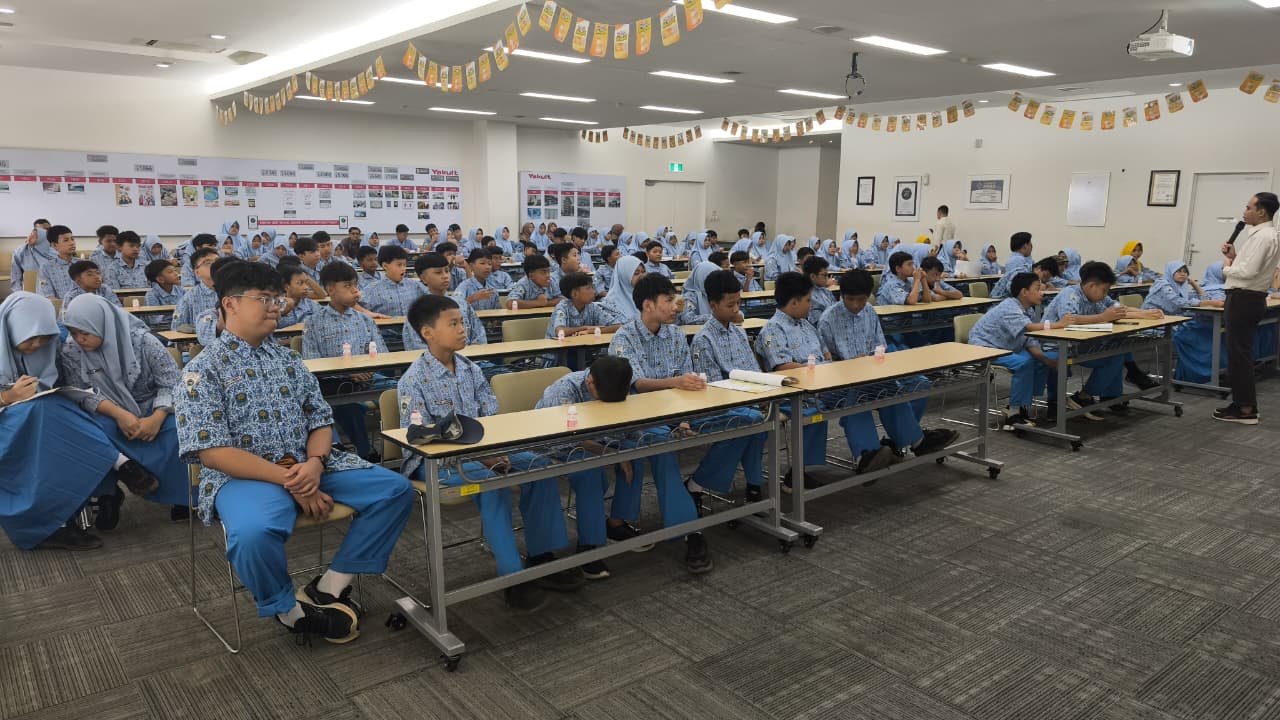 SMP Muven Gelar KTS Edukatif dan Rekreatif ke Sumber Gempong hingga Pabrik Yakult