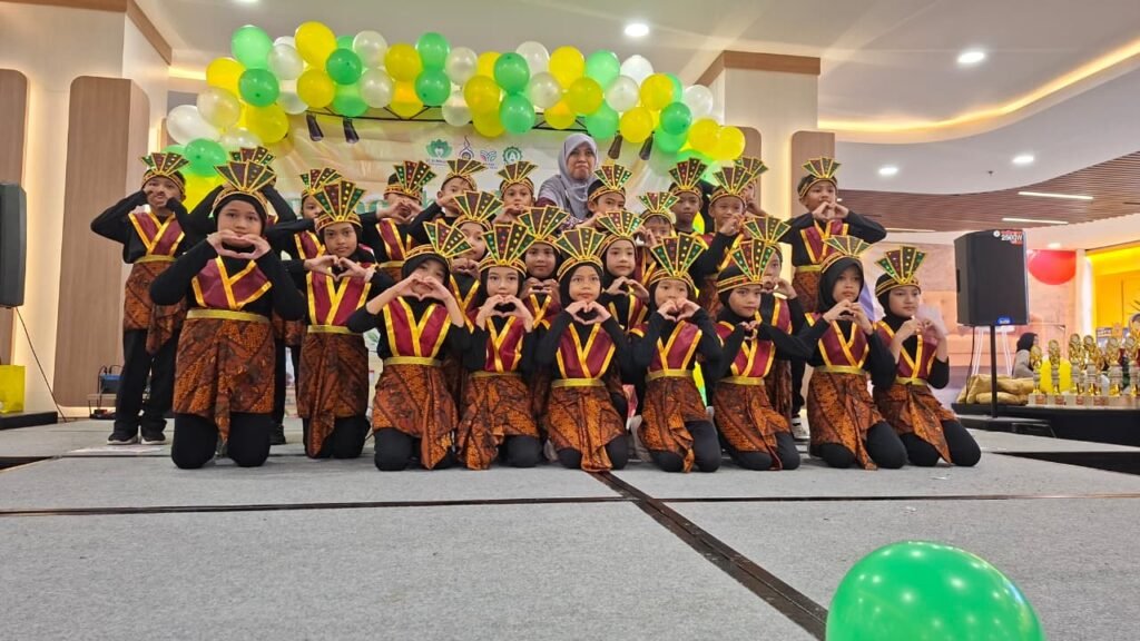 Tampilan Menarik Siswa SD Almadany pada Puncak Milad ke-8 Memukau Pengunjung Icon Mall Gresik