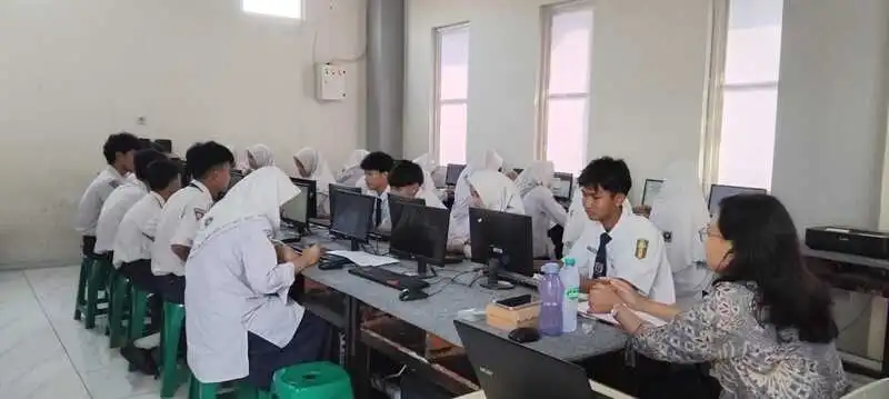 Tertib dan Kondusif, Siswa Kelas 9 SMP Muhammadiyah 1 Surabaya Ikuti TKA Berbasis Komputer 
