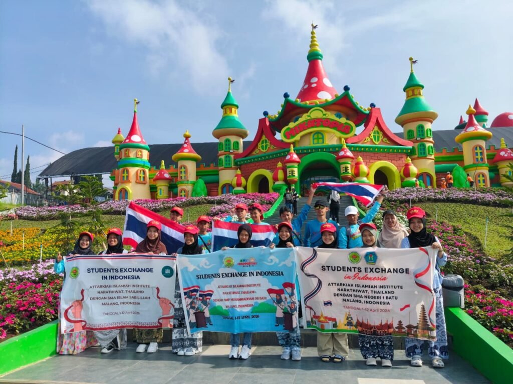 Keseruan Pelajar Attarkiah Thailand Jelajahi Mikutopia Bersama Siswa SMP Muhammadiyah 8 Batu