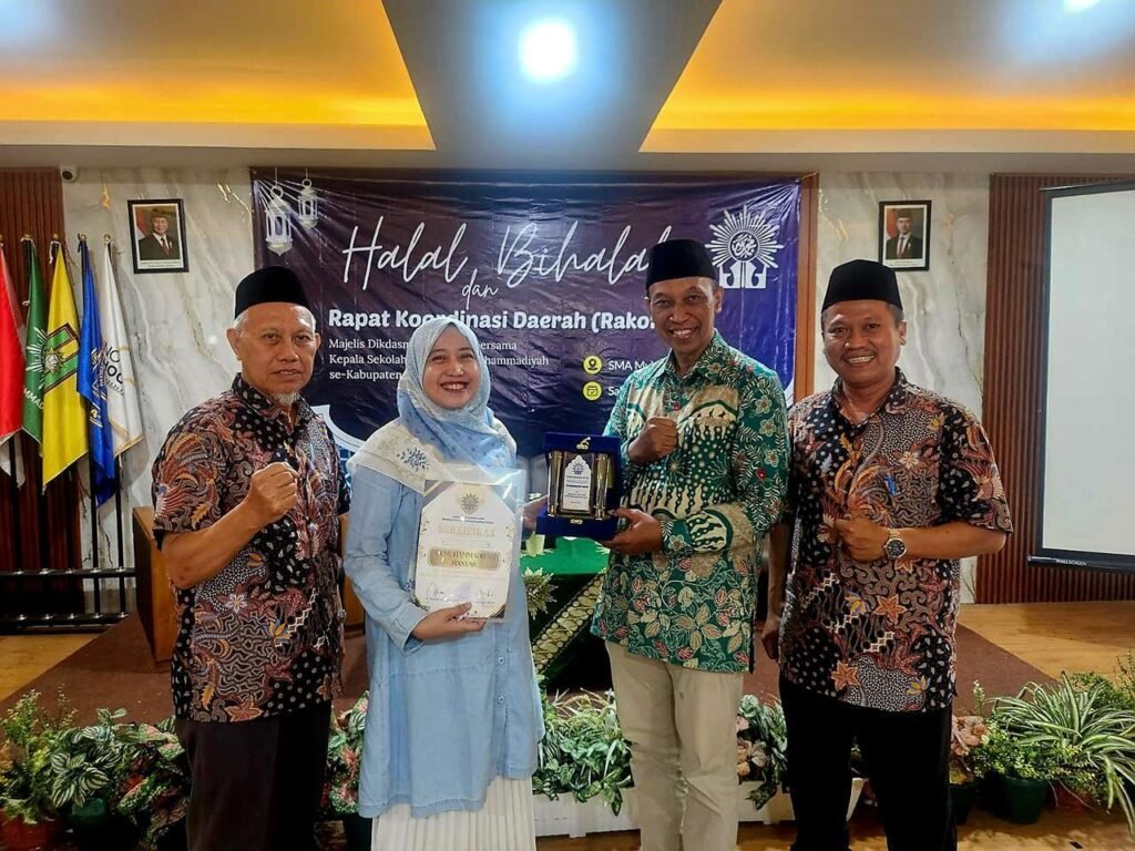 SDMM Raih Penghargaan Sekolah dengan Peningkatan Jumlah Siswa