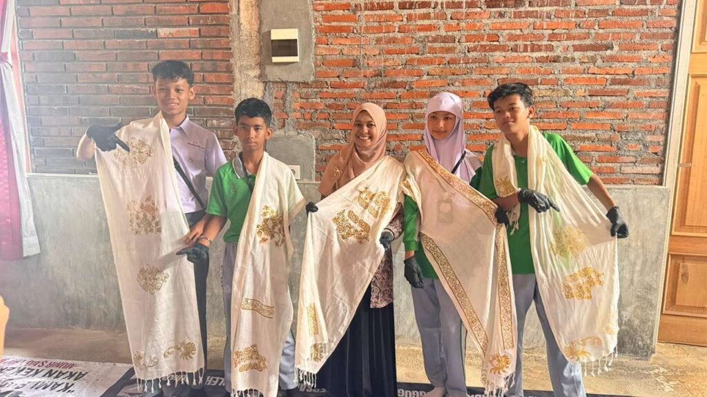 Kenalkan Warisan Budaya Nusantara, Siswa Pertukaran Pelajar Thailand Antusias Belajar Membatik di Bateji Kota Batu