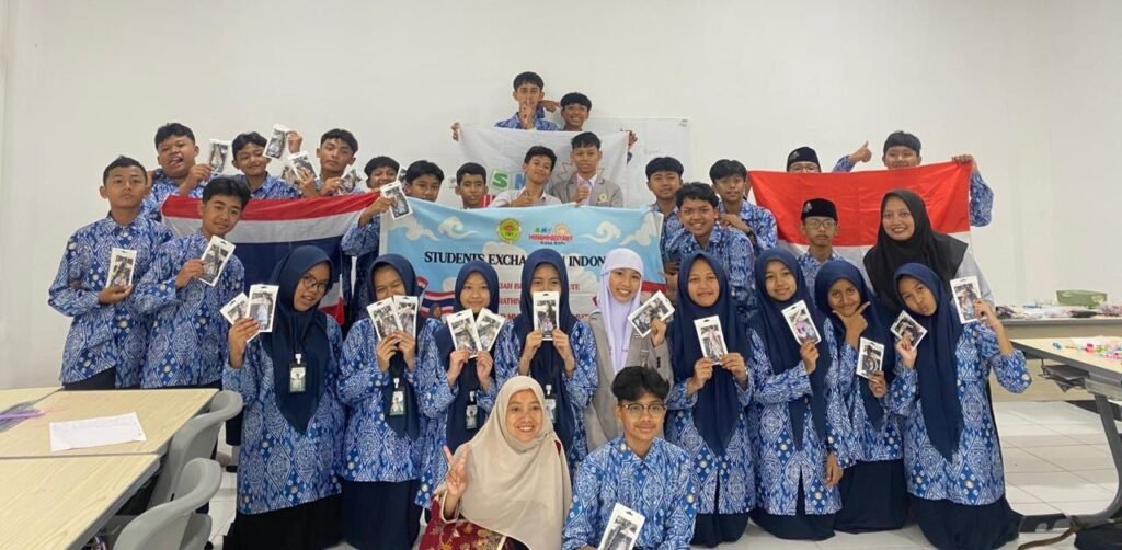 Merajut Persahabatan Lintas Negara: Siswa SMP Muhammadiyah 8 Batu Buat Gantungan Kunci Spesial untuk Pelajar Thailand