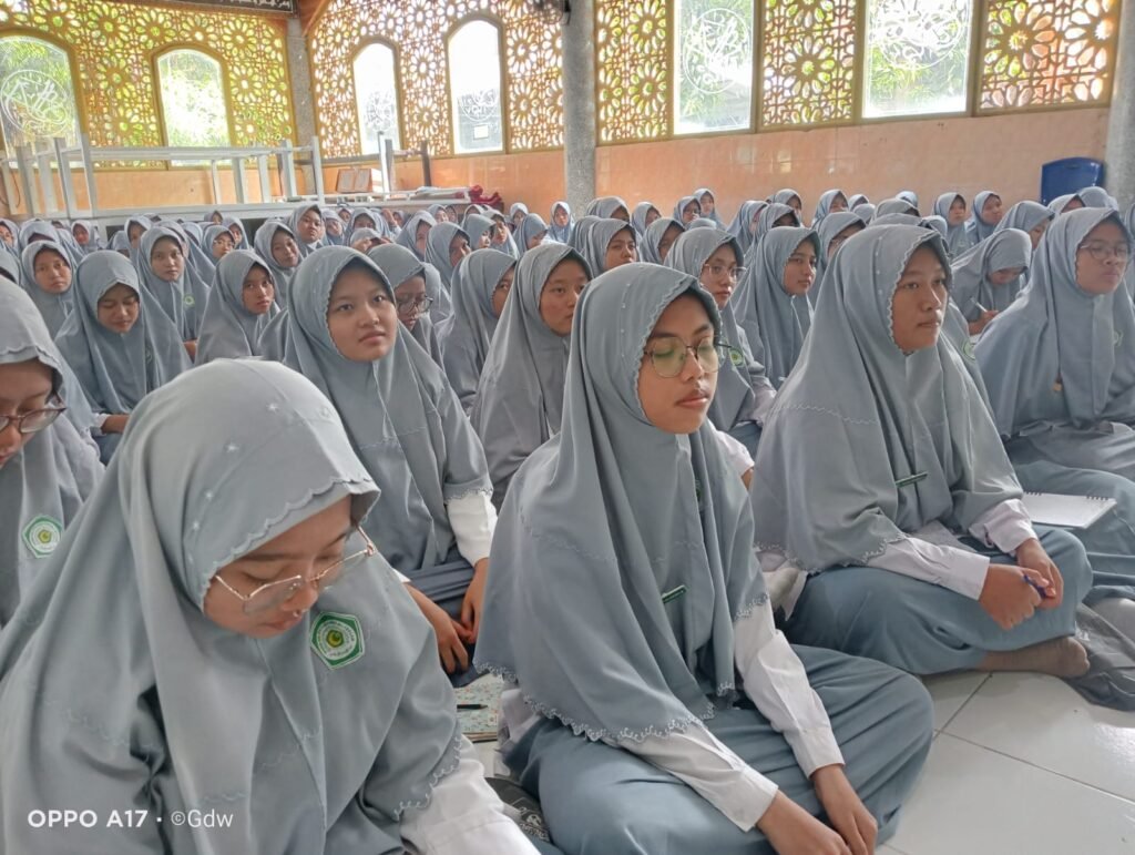 Untuk Perkenalkan Kitab Rujukan Ulama, Al-Ishlah Lamongan Adakan Fathul Kutub untuk Kelas Akhir