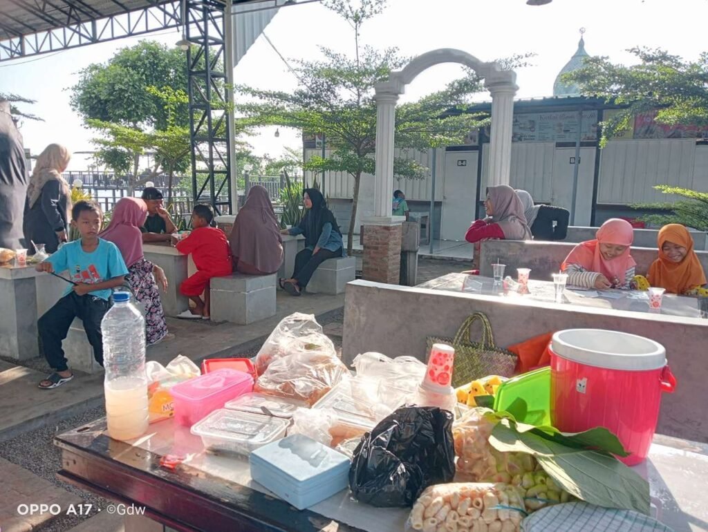 Momong Sambil Makan Bareng di TKP Paciran, Tradisi Emak-Emak Healing Tipis-tipis