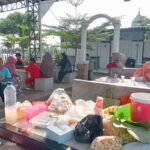 Momong Sambil Makan Bareng di TKP Paciran, Tradisi Emak-Emak Healing Tipis-tipis