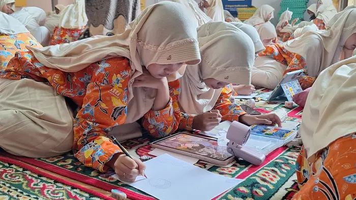 Peringati Hari Kartini, Ratusan Siswa Smamita Ekspresikan Sosok Perempuan Inspiratif Melalui Lukisan