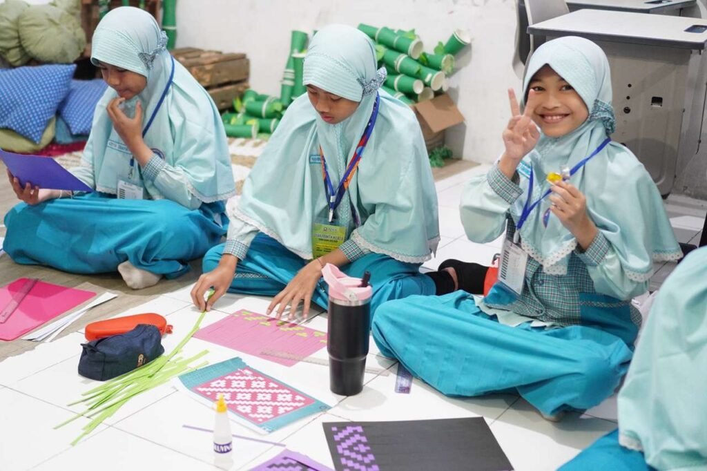 Dari Anyaman Rumit hingga Dongeng Legenda: Siswa SDMM Tunjukkan Kompetensi Praktik