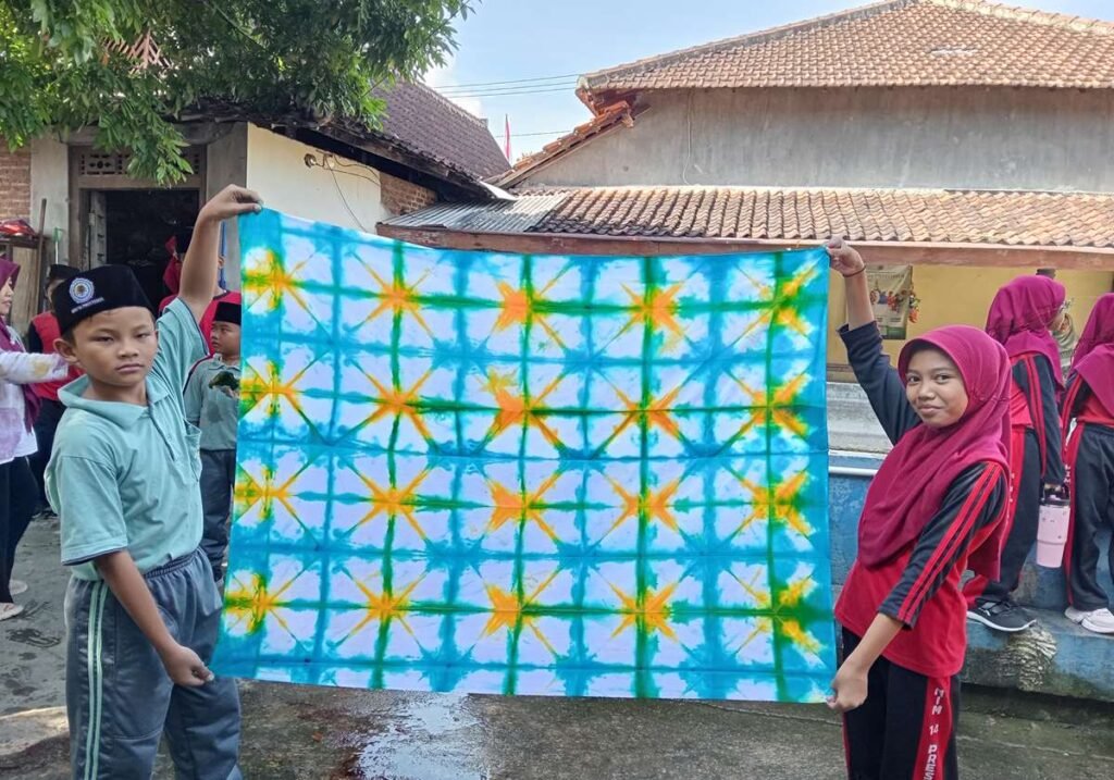 Kreatif dan Bermakna, Siswa MIM 14 Prestisius Praktik Batik Shibori di Hari Kartini