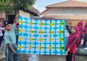 Kreatif dan Bermakna, Siswa MIM 14 Prestisius Praktik Batik Shibori di Hari Kartini