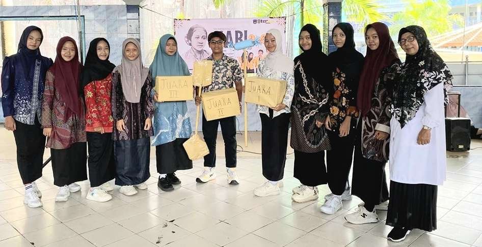 Aneka batik Warnai Suasana Hari Kartini MTs Muga Sumberrejo