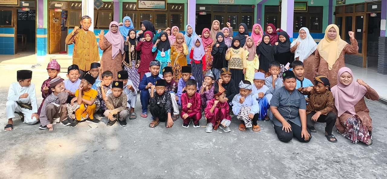 Peringati Hari Kartini, MIM 08 Lembor Gelar Pawai Keliling Kampung dan Lomba Kreatif