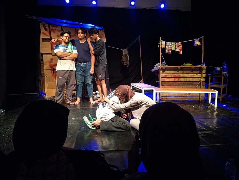 Pentas Perdana Angkatan 2025 Teater Sanggar Satria UM Surabaya: Imajinasi, Realitas, dan Kebersamaan