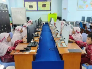 Semangat Juang Tinggi, Siswa SD Muhammadiyah Manyar Ikuti Semifinal Olimpiade Sains Kuark di Berbagai Lokasi