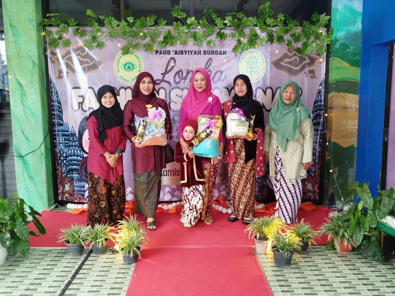 Momentum Hari Kartini Turut Membakar Semangat Wali Murid dalam Ajang Fashion Show