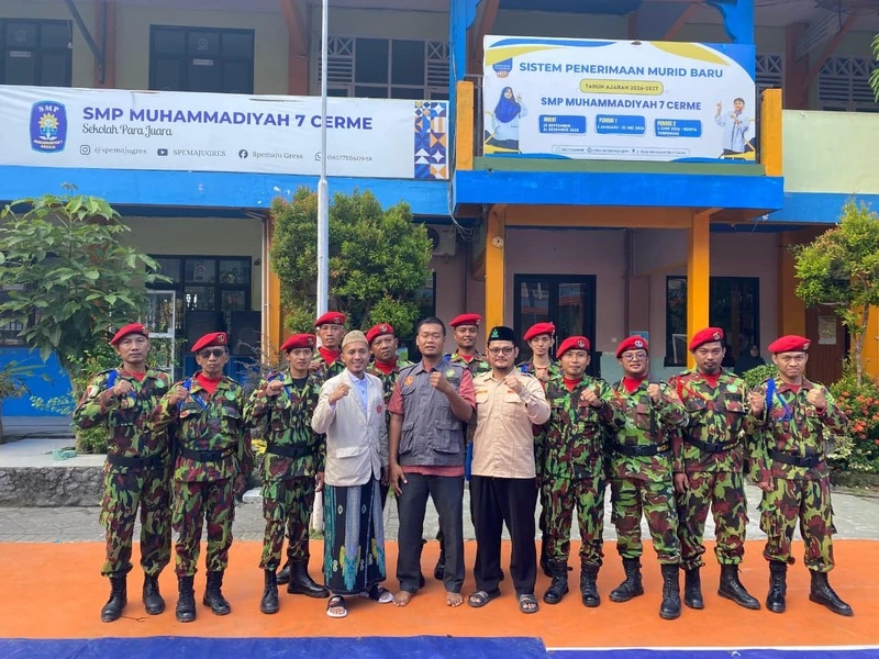 Sinergi Kemanusiaan: Pelantikan KOKAM Cerme Warnai Kajian Ahad Pagi dengan Aksi Pengobatan Gratis