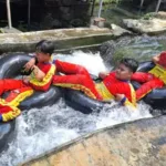 Serunya Outing Class SD Muhlas dengan River Tubing di Tanaka Waterfall