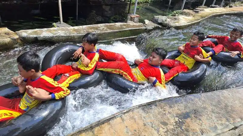 Serunya Outing Class SD Muhlas dengan River Tubing di Tanaka Waterfall