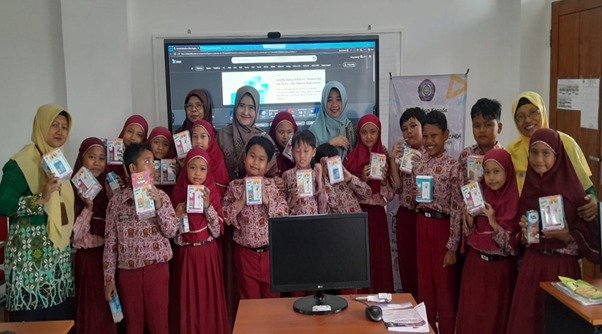 Dosen Unmuh Jember Edukasi Siswa SD Muhammadiyah Kaliwates Belajar Menabung Lewat Money Safe Electric