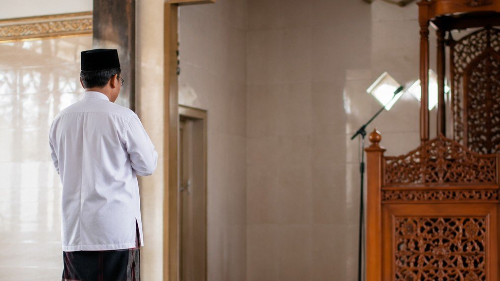 Apakah Ma’mum Harus Membaca Ta’awwudz dan Basmalah Saat Imam Jahr? Ini Penjelasannya