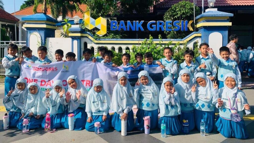 Belajar Literasi Keuangan, Murid SD Mugres Kunjungi Bank Gresik Naik Odong-Odong