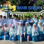 Belajar Literasi Keuangan, Murid SD Mugres Kunjungi Bank Gresik Naik Odong-Odong