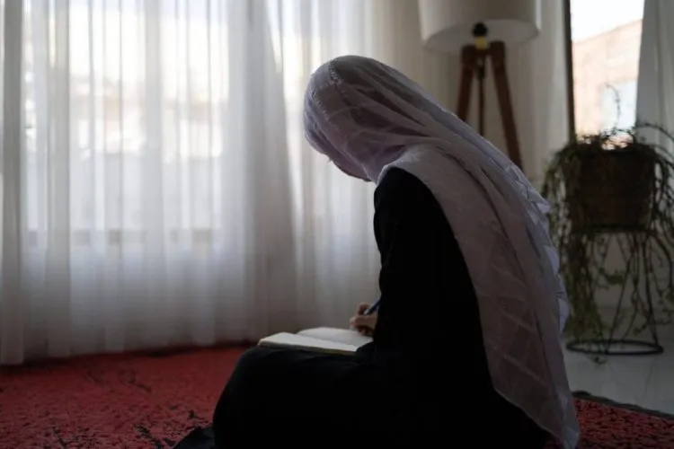 Makna Kehidupan Dunia dalam Islam: Sementara, Penuh Ujian, dan Sering Menipu