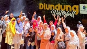Halalbihalal Rasa Healing: Tawa Ibu-Ibu ‘Aisyiyah Menggema di Air Terjun Dlundung