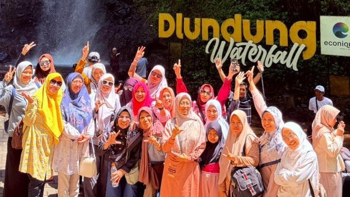 Halalbihalal Rasa Healing: Tawa Ibu-Ibu ‘Aisyiyah Menggema di Air Terjun Dlundung