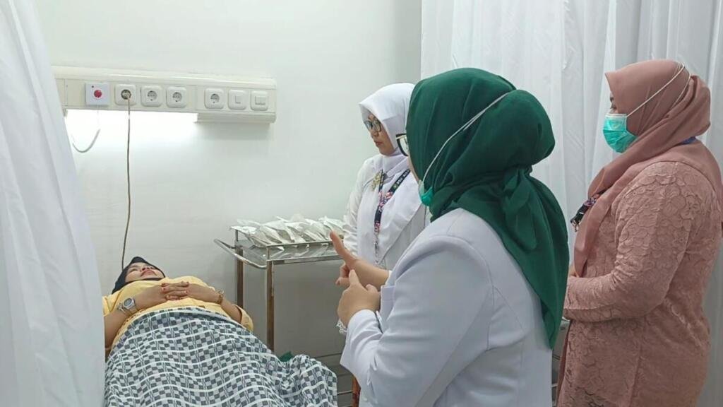 Hari Kartini, RSU Siti Fatimah Tulangan Bagi Pap Smear Gratis untuk Ibu-Ibu