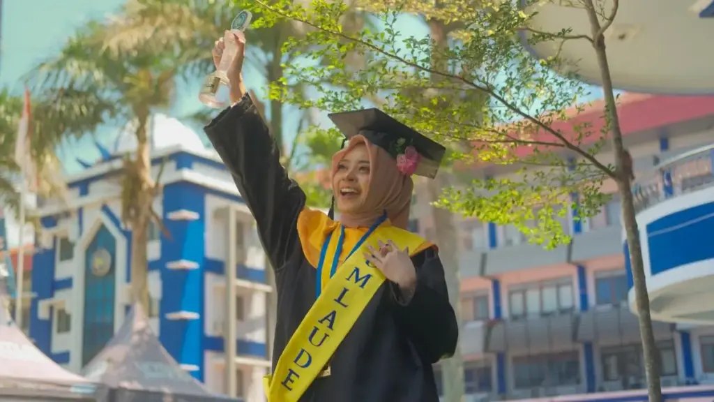 Toga Sempurna untuk Ayah Ibu di Surga, Kisah Haru Tria Fenda Unmuh Jember
