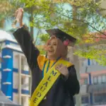 Toga Sempurna untuk Ayah Ibu di Surga, Kisah Haru Tria Fenda Unmuh Jember