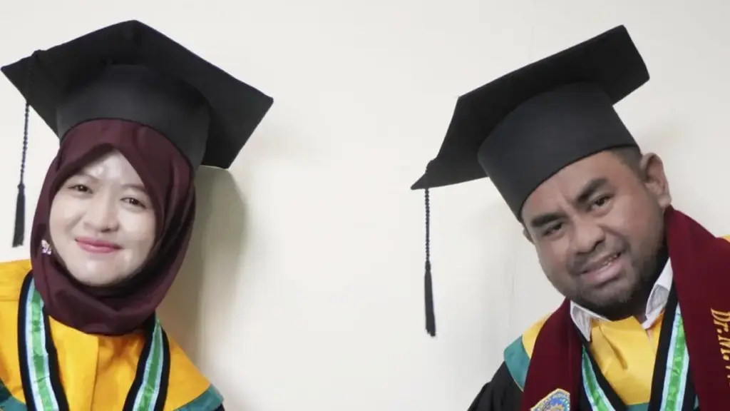 Satu Panggung, Dua Gelar Doktor: Harmoni Ilmu dalam Ikatan Suami-Istri