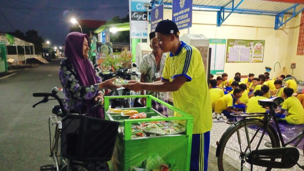Berbagi kebahagiaan: Siswa Smamio peserta spiritual journey #8 membagikan sayur gratis pada warga Desa Latukan, Lamongan