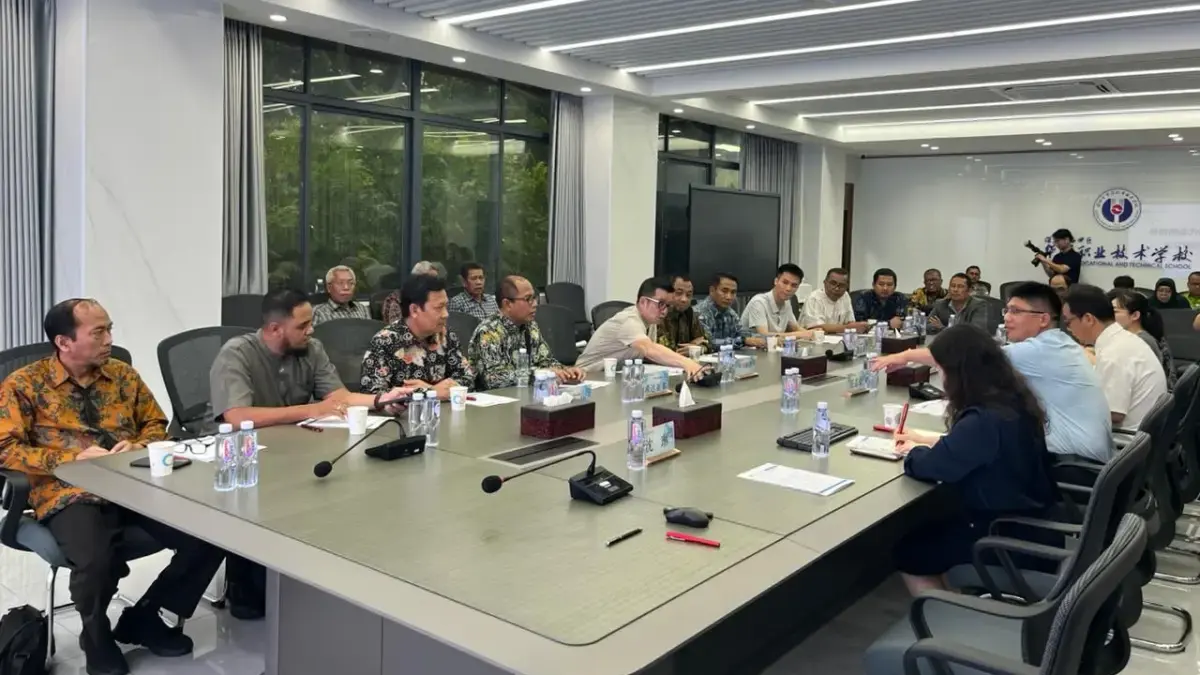 Kunjungan PWM Jawa Timur ke SMK Huaqiang Shenzhen: Belajar Sistem Pendidikan Berbasis AI dan Industri