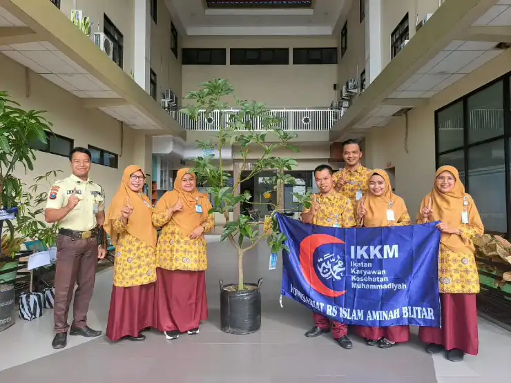 Peringati Milad ke-9, IKKM Komisariat RS Islam Aminah Blitar Gelar Penghijauan