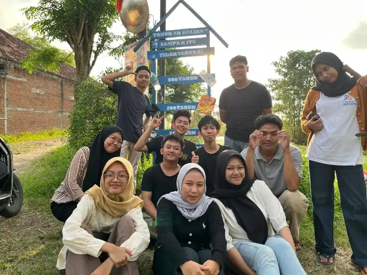 Mahasiswa KKN Kelompok 35 Laksanakan Pemasangan Plang Edukasi Sampah di Desa Ngembung