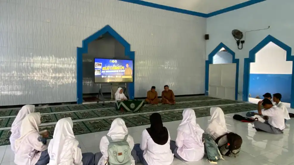 Menulis untuk Menginspirasi: LPS SMAM 10 Sugio Bangun Literasi Kritis Siswa